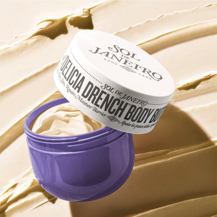 Sol de Janeiro Delicia Drench Body Butter 240 ml kosteuttava vartalovoi purppurassa purkissa paksulla koostumuksella.