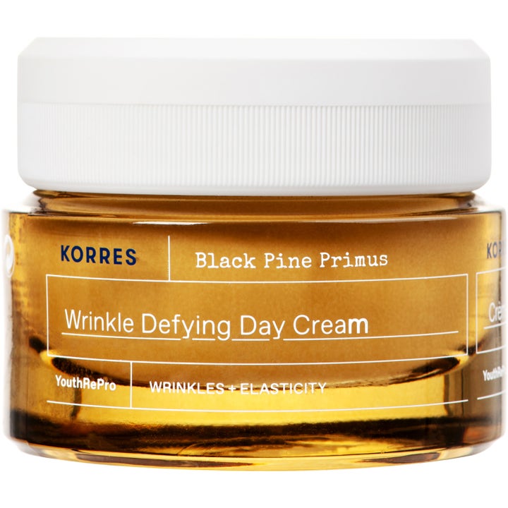 Korres Black Pine Primus Wrinkle Defying Day Cream silottava päivävoide ruskeassa lasipurkissa valkoisella korkilla.