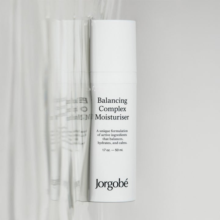 Jorgobé Balancing Complex Moisturiser 50 ml tasapainottava kasvovoide valkoisessa pumppupullossa heijastuksella.
