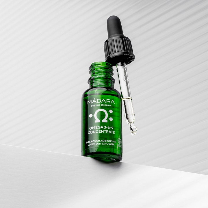 MÁDARA Omega 3 + 6 + 9 Concentrate 17,5 ml ravitseva kasvoseerumi vihreässä lasipullossa, jossa on avattu pipetti.