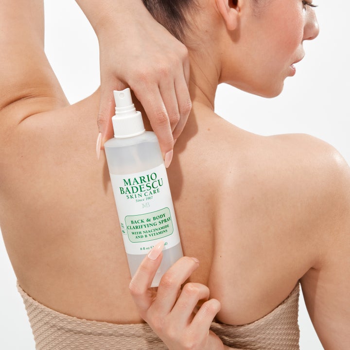 Mario Badescu Back And Body Clarifying Spray 236 ml niasiiniamidia sisältävä puhdistava suihke naisen selällä