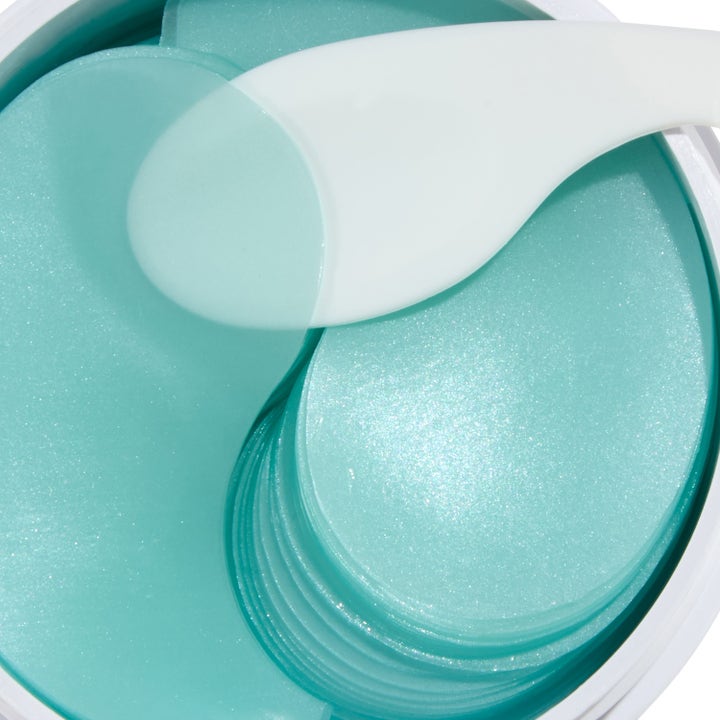 Mario Badescu Hydrogel Under Eye Mask 60 kpl silmänympärysnaamiot ovat turkooseja kimaltelevia lappuja valkoisella lastalla.