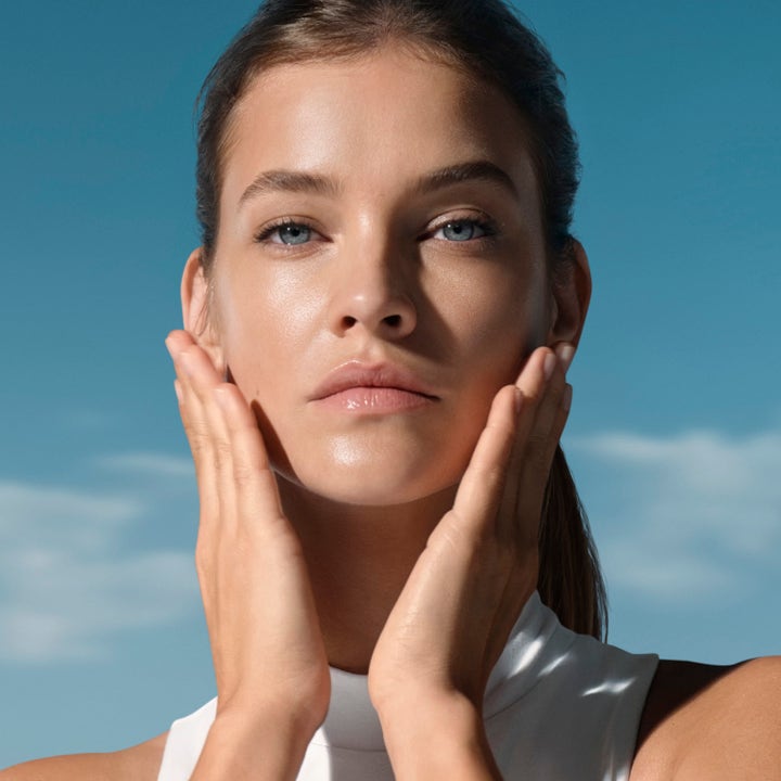 Biotherm Aquasource+ Electrolyte Dewy Gel 100H 30 ml kosteuttava päivävoide luo hehkuvan ja kosteutetun ihon mallin kasvoille.