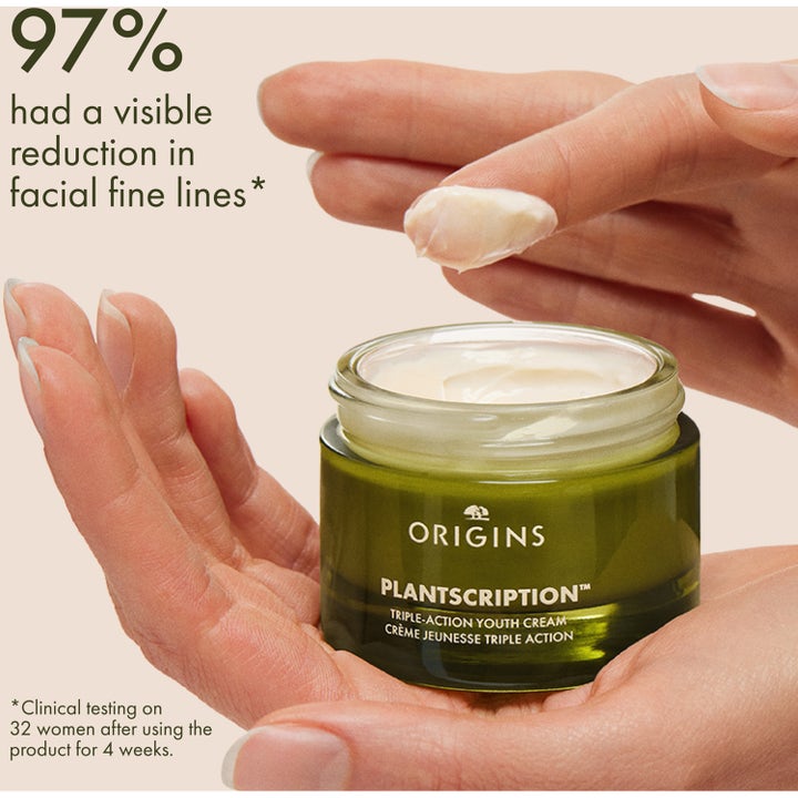 Origins Plantscription Triple Action Youth Cream 50 ml silottava päivävoide vihreässä lasipurkissa käsissä.