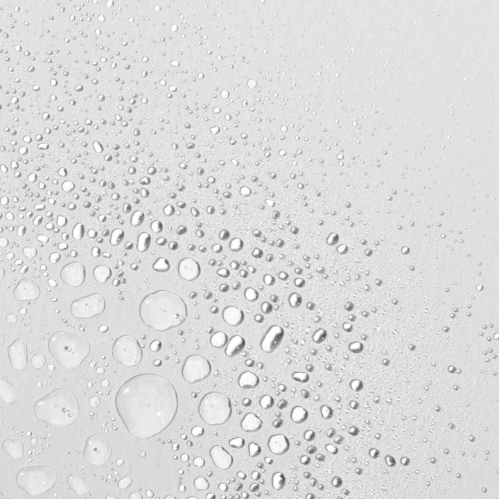 Dermalogica Multi-Active Toner 250 ml virkistävä kasvovesi kirkkaana ja kevyenä pisaratekstuurina vaalealla pohjalla.