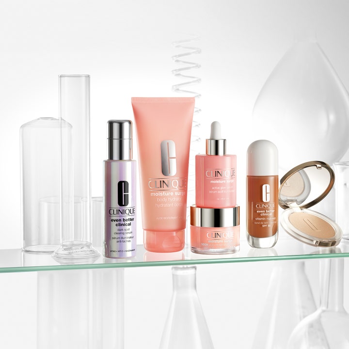 Clinique Moisture Surge Body Hydrator 200 ml kosteuttava vartalovoide persikanvärisessä tuubissa lasihyllyllä