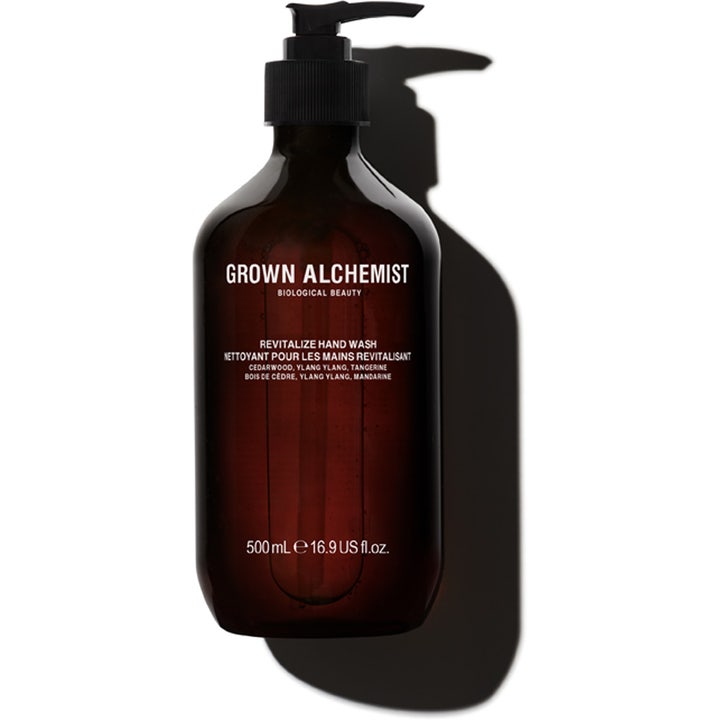 Grown Alchemist Revitalize Hand Wash 500 ml elvyttävä käsisaippua tummanruskeassa pullossa mustalla pumpulla.