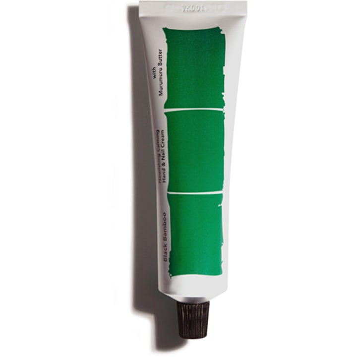 Black Bamboo Nourishing Calming Hand & Nail Cream ravitseva käsivoide murumuru-voilla valkoisessa tuubissa mustalla korkilla.