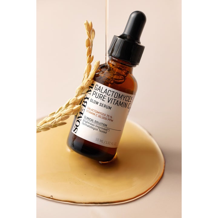 Some By Mi Galactomyces Pure Vitamin C Glow Serum 30 ml heleyttävä seerumi ruskeassa lasipullossa viljan tähkän kera