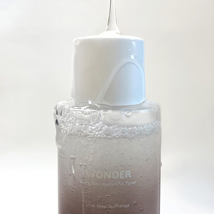 Haruharu Wonder Black Rice Hyaluronic Toner 300 ml kosteuttava kasvovesi kuplivassa läpinäkyvässä pullossa.