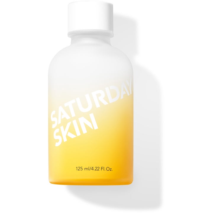 Saturday Skin kirkastava kasvovesi 125 ml on heleyttävä tuote keltaisessa liukuvärjätyssä huurretussa pullossa.