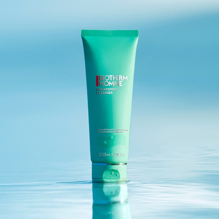 Biotherm Homme Aquapower Cleanser 125 ml virkistävä puhdistusgeeli turkoosissa tuubissa veden heijastuksella.