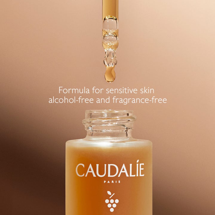Caudalie Self-Tan Sun Drops 15 ml hajusteettomat itseruskettavat tipat herkälle iholle pipetillä kultaista nestettä