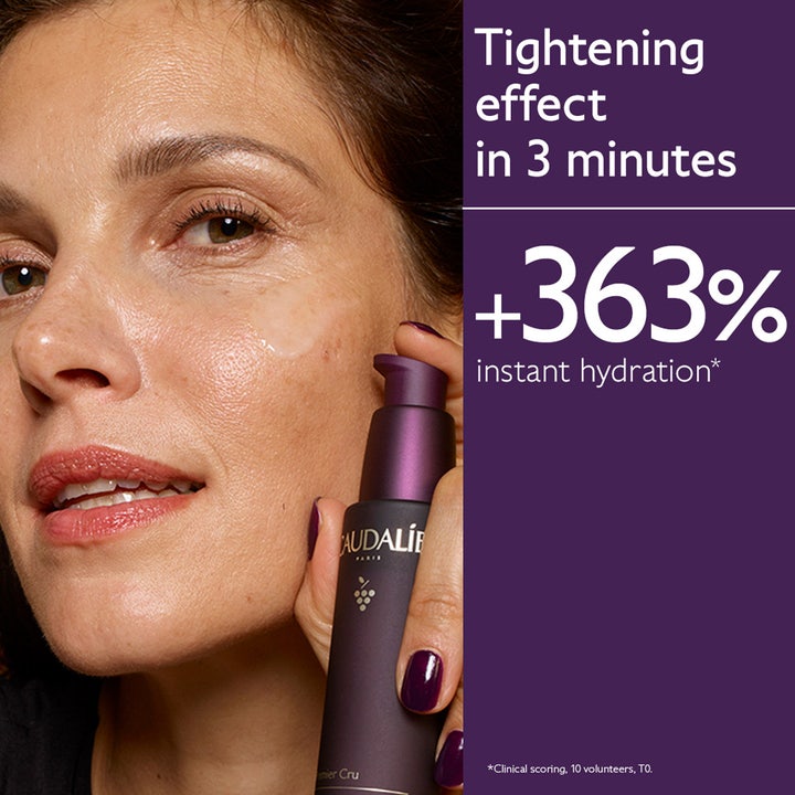 Caudalie The Serum 30 ml kiinteyttävä kasvoseerumi nainen ja purppura pullo lupaa +363 % välitöntä kosteutusta.
