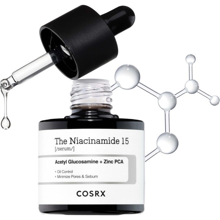 COSRX The Niacinamide 15 Serum 20 ml ihohuokosia supistava seerumi tummassa lasipullossa avoimella pipetillä.