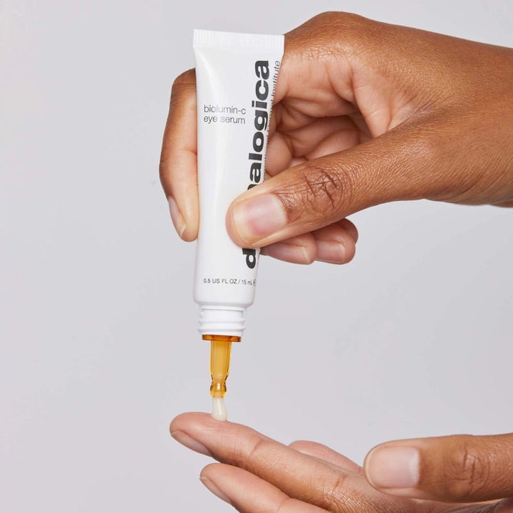 Dermalogica BioLumin-C Eye Serum 15 ml kirkastava silmänympärysseerumi annosteltuna sormenpäälle valkoisesta tuubista