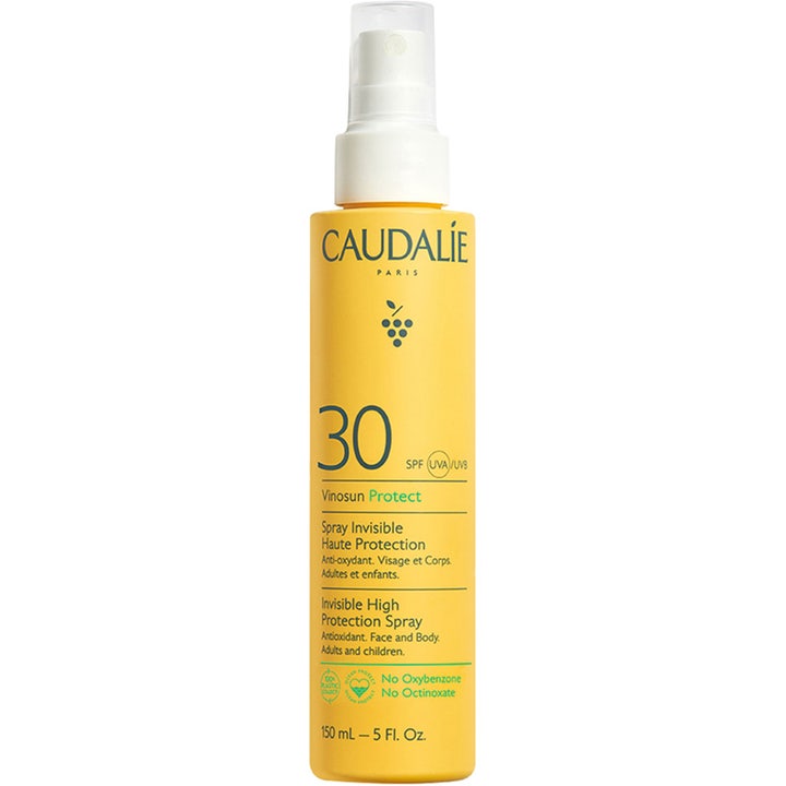 Caudalie Vinosun Protect 150 ml aurinkosuojasuihke SPF 30 antaa näkymättömän suojan keltaisessa suihkepullossa.