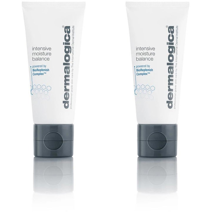 Dermalogica Intensive Moisture Balance Duo kosteuttava kasvovoide kahdessa valkoisessa tuubissa harmailla korkeilla.