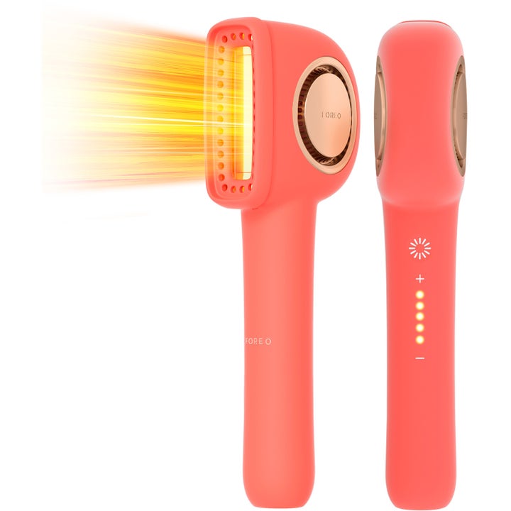 Foreo FAQ 201 korallinvärrinen LED-valohoitolaite kirkastaa ihoa keltaisella valolla ja tyylikkäällä muotoilulla.