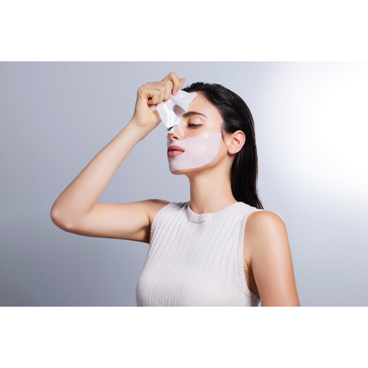 COSRX Advanced Snail Mucin Power Activating Hydrogel Mask 3 kpl kosteuttava naamio nainen asettaa läpikuultavan maskin iholle