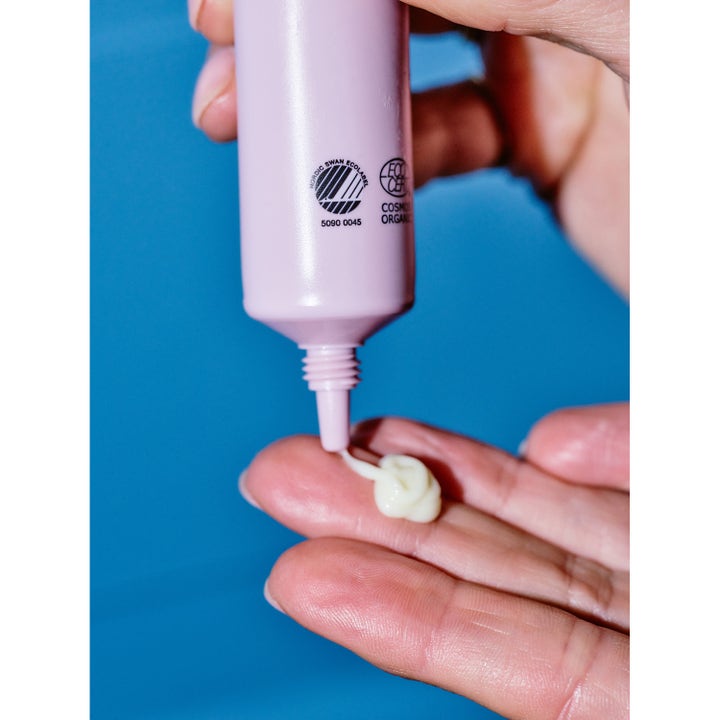 Rudolph Care Firming Therapy Moisturizer 50 ml kiinteyttävä kasvovoide vaaleanpunaisesta tuubista sormelle annosteltuna.