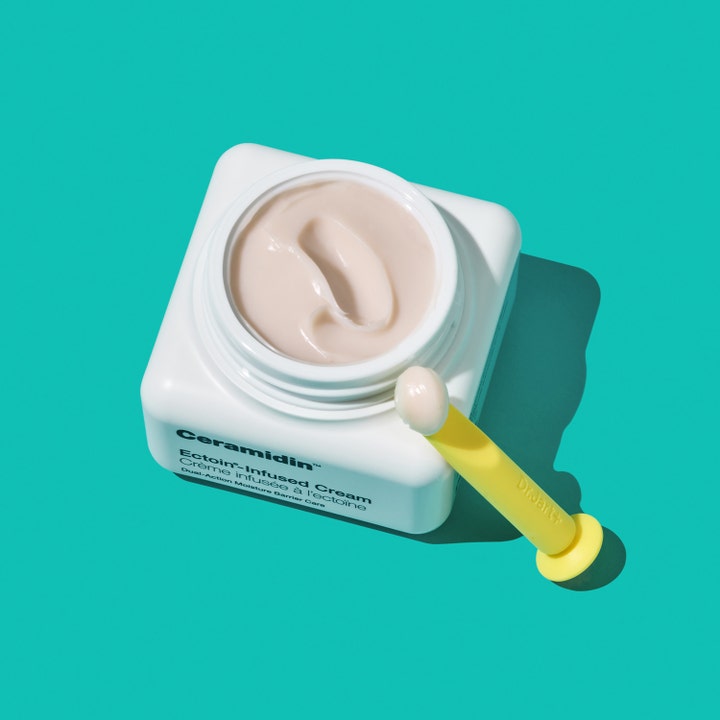 Dr.Jart+ Ceramidin Ectoin-Infused Cream 50 ml kosteuttava kasvovoide valkoisessa purkissa, jossa paksu voide ja keltainen lasta