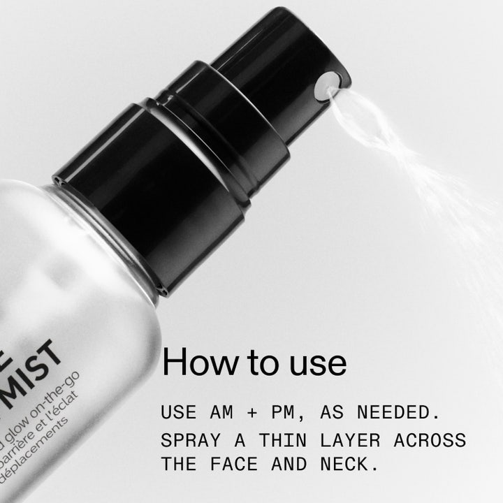The INKEY List Hydro-Surge Dewy Face Mist 75 ml kasvosuihke antaa 12 tunnin kosteutusta ja heleyttä hymyilevän naisen kasvoille.