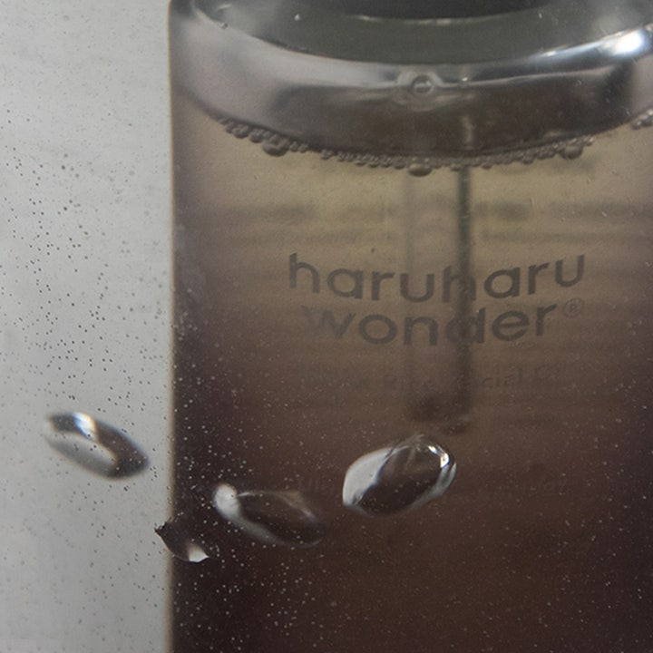 haruharu wonder Black Rice Facial Oil 30 ml kosteuttava kasvoöljy pullon läpi näkyvinä ilmakuplina
