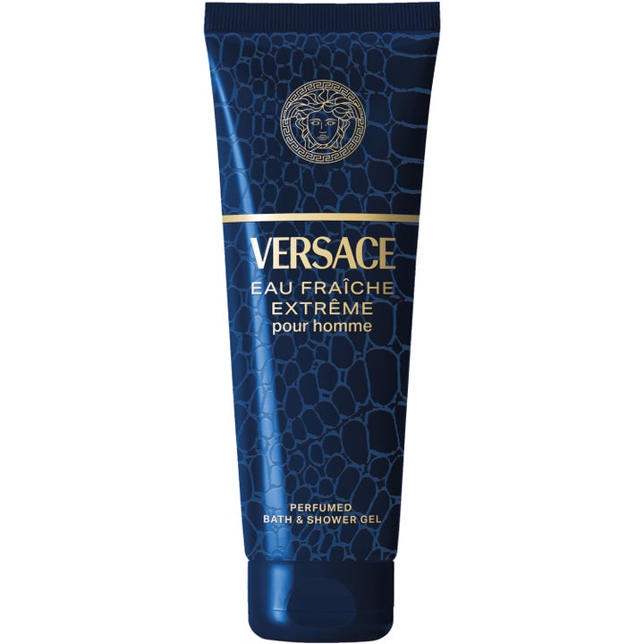 Versace Eau Fraîche Extrême Pour Homme puhdistava suihkugeeli tummansinisessä krokotiilikuvioidussa tuubissa kultaisella logolla.