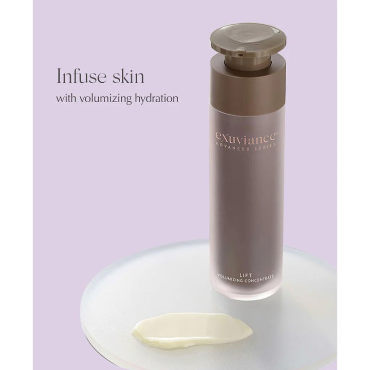 Exuviance Lift Volumizing Concentrate 50 g kiinteyttävä seerumi huurteisessa pullossa ja vaalea voidekoostumus