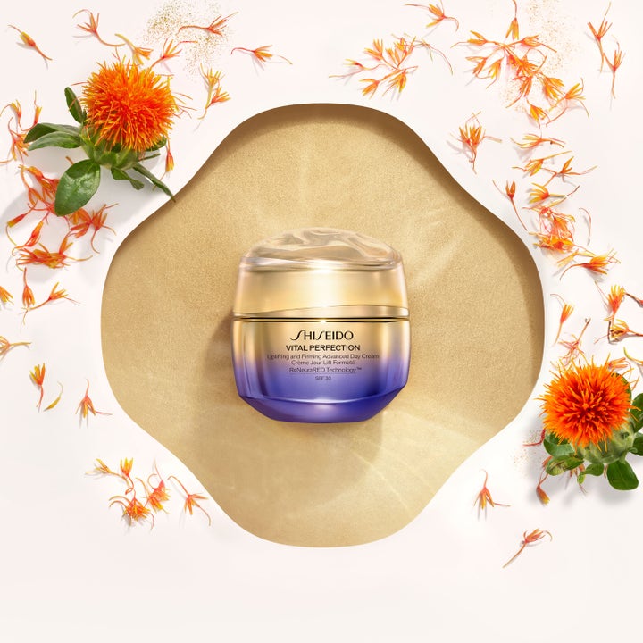 Shiseido Vital Perfection Advanced Day Cream SPF 30 50 ml kiinteyttävä päivävoide kultaliilassa purkissa kukkien ympäröimänä