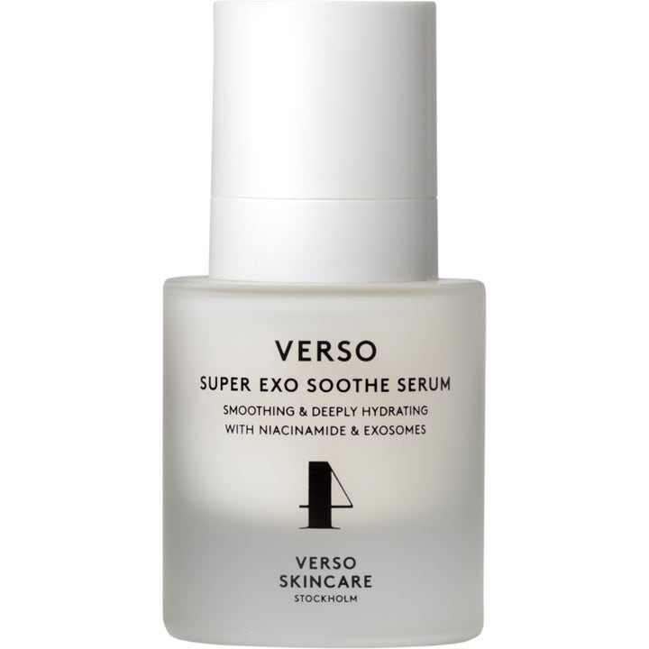 Verso Super Exo Soothe Serum silottava niasiiniamidia sisältävä seerumi huurrelasisessa pullossa valkoisella korkilla.