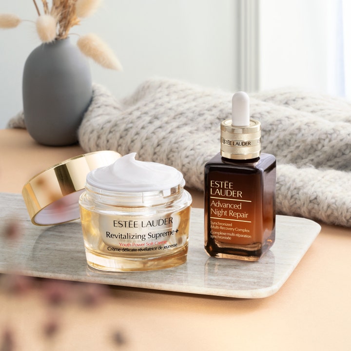 Estée Lauder Revitalizing Supreme + Soft Cream 30 ml kiinteyttävä kasvovoide ja seerumi marmorisella alustalla