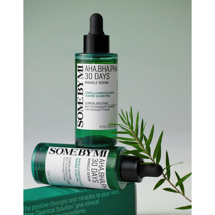 Some By Mi Aha-Bha-Pha 30 Days Miracle Serum 50 ml rauhoittava seerumi vihreässä pipettipullossa teepuun oksan kera.