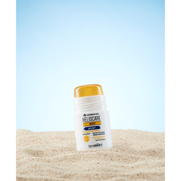 Heliocare Sport Stick SPF 50+ 25 g aurinkosuojapuikko hiekalla, jossa on läpikuultava kellertävä koostumus