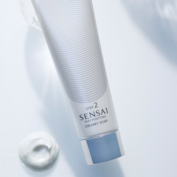 Sensai Silky Purifying Creamy Soap N 125 ml puhdistava kasvojenpuhdistusaine Step 2 valkoinen tuubi ja kermainen koostumus