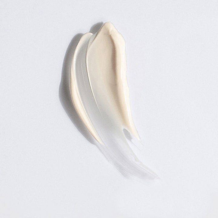 MÁDARA Deep Moisture Night cream 50 ml syväkosteuttava yövoide täyteläisenä ja vaaleana koostumusnäytteenä.