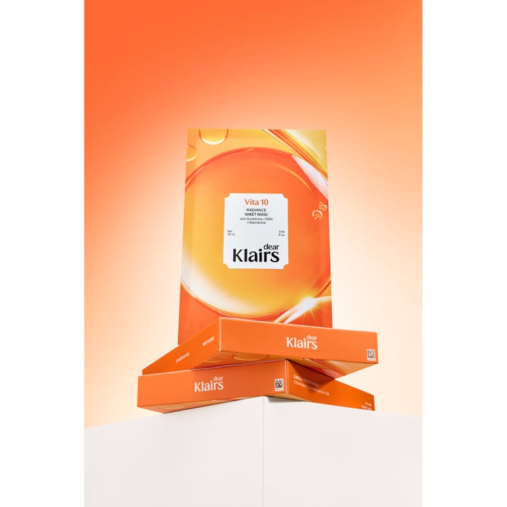 Klairs Vita 10 Radiance Sheet Mask 25 ml kirkastava kangasnaamio pystyssä oranssien tuotepakkausten päällä