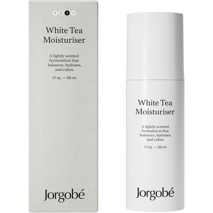 Jorgobé White Tea Moisturiser 50 ml rauhoittava päivävoide valkoisessa pumppupullossa ja harmaassa pakkauksessa
