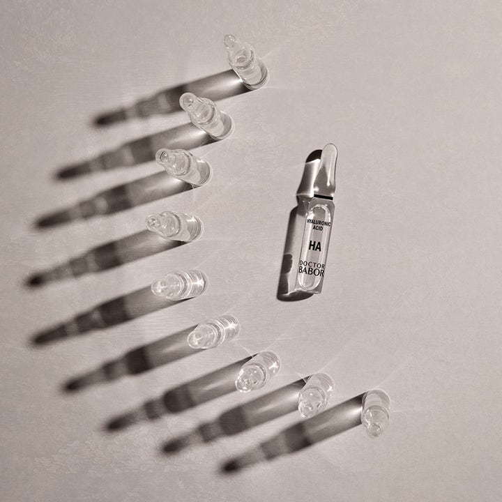 Babor DOC 10D Hyaluronic Acid Ampoule Serum Concentrate 14 ml kosteuttava seerumi lasiampulleissa tyylikkäillä varjoilla.