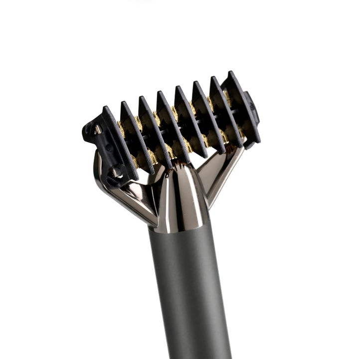 BaByliss Super X Metal X Blade 1 kpl partatrimmeri antaa tarkan lopputuloksen mustalla kammalla ja kultaisilla terillä.