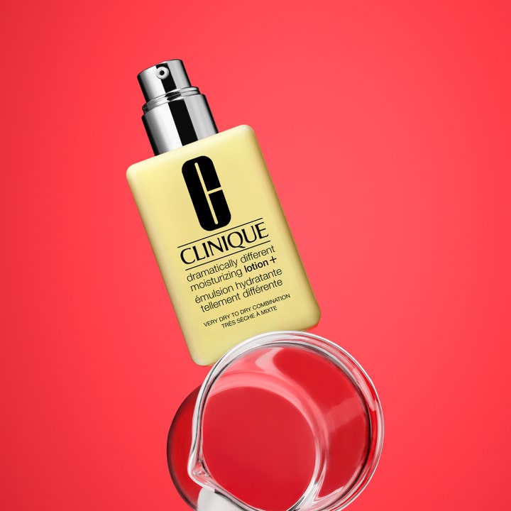 Clinique Dramatically Different Moisturizing Lotion + 125 ml kosteuttava kasvovoide keltaisessa pumppupullossa.