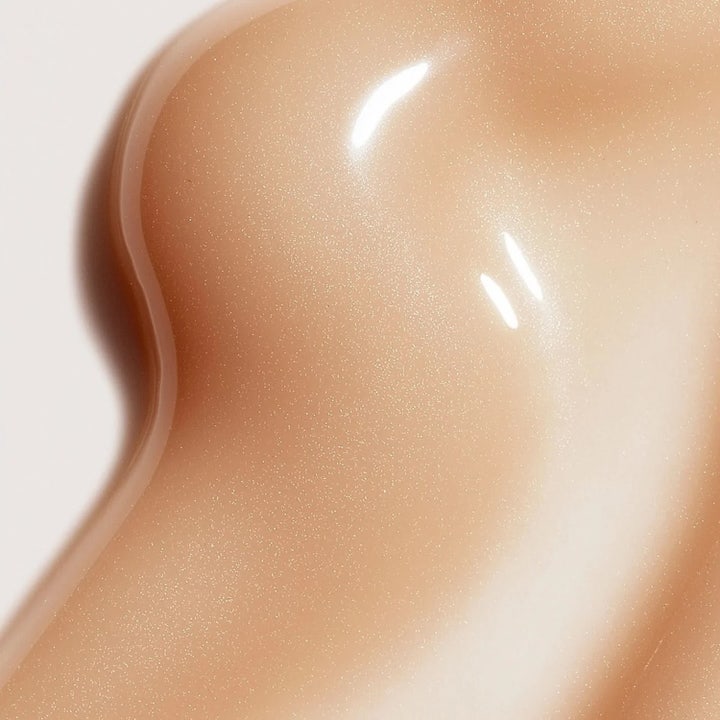 MANTLE The Eye De-Puffer 15 ml kirkastava silmänympärysvoide, jossa on hienojakoista kimalletta ja täyteläinen koostumus