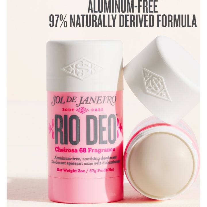 Sol de Janeiro Rio Deo 68 57 ml alumiiniton deodorantti on vaaleanpunainen avattu hylsy kylpyhuoneympäristössä.