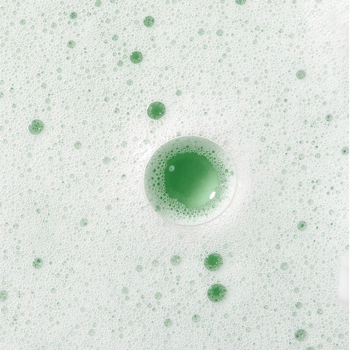 Caudalie Vinoclean Instant Foaming Cleanser 150 ml puhdistusvaahto, jossa on ilmava koostumus ja vihreitä kuplia.