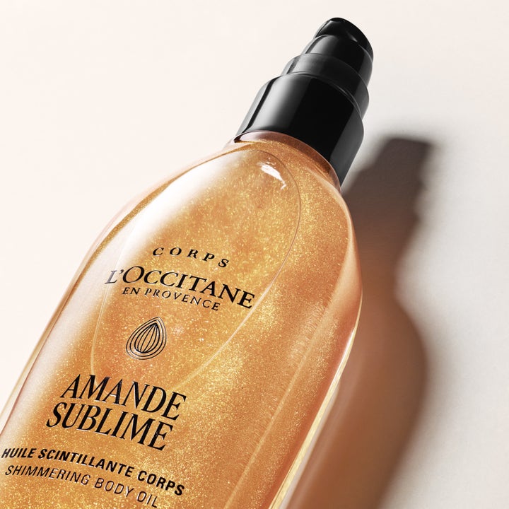 L'Occitane en Provence Almond Shimmering Body Oil 100 ml hohtava vartaloöljy kultaisella kimalteella ja mustalla pumpulla.