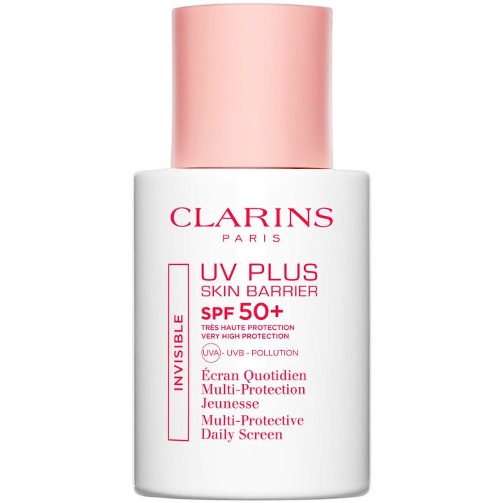 Clarins UV Plus Skin Barrier SPF 50+ 30 ml aurinkosuojavoide valkoisessa pullossa, jossa on vaaleanpunainen korkki.