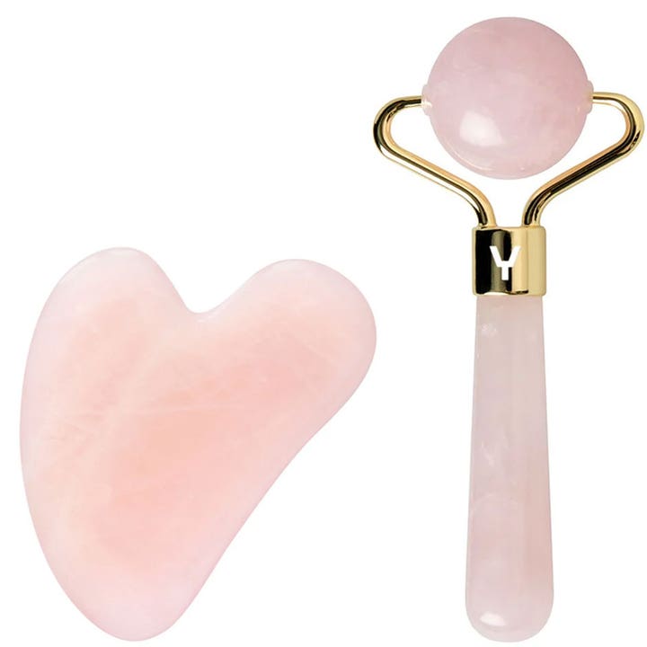 By Lyko Rose Quartz Roller & Gua Sha setti kasvoille sisältää vaaleanpunaisen sydän-gua shan ja kultaisen kasvorullan.