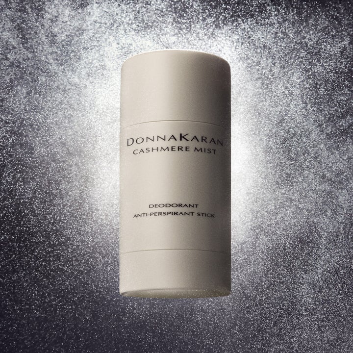 DKNY Cashmere Mist 50 ml anti-perspirantti on raikkautta antava beige deostick kimaltelevalla taustalla.
