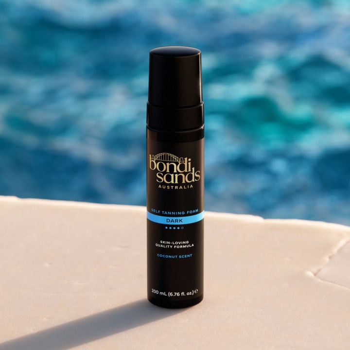 Bondi Sands Self Tanning Foam Dark 200 ml syvän rusketuksen antava itseruskettava vaahto mustassa pullossa uima-altaalla
